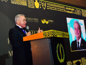 Ramón Riera durante su discurso en la gala World Prix d’Excellence Awards 2025